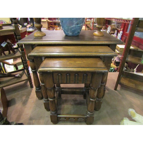 4014 - A modern nest of three oak tables with fluted friezes, piece loose, largest 48cm tall x 62cm wide x ... 