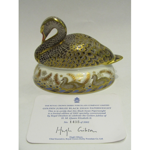 4414 - A Royal Crown Derby Black Swan paperweight, limited edition of 2002, silver stopper, celebrating Que... 