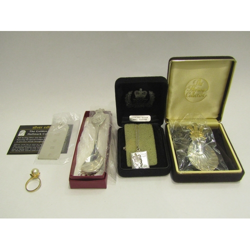 4421 - A selection of silver and 925 marked items to include a stamp form pendant (Silver Jubilee 1977) on ... 