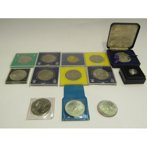 4444 - A collection of coinage including crowns and a Hattons Platinum Jubilee 1/8 sovereign