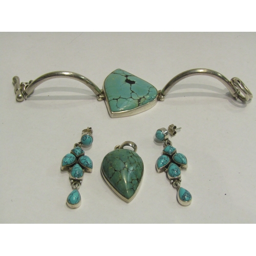 4452 - A turquoise bracelet, pendant and earrings