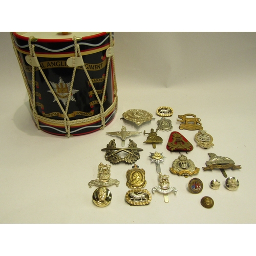 4465 - A Royal Anglian Regiment drum form ice bucket together with a small quantity of cap badges