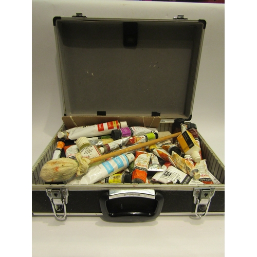 4473 - A case containing a quantity of oil paints