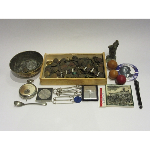 4391 - A mixed lot including military uniform buttons, volt meter, brass bowl, etc