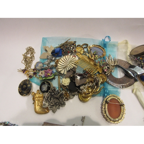 4396 - A collection of costume jewellery consisting of brooches, earrings, bracelets, etc.