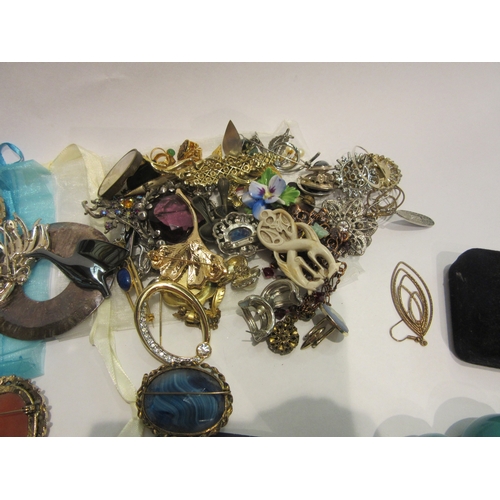 4396 - A collection of costume jewellery consisting of brooches, earrings, bracelets, etc.