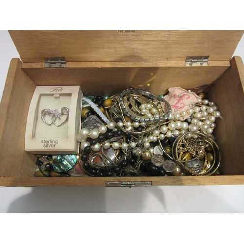 4406 - A cigar box of costume jewellery: necklaces, clip-on earrings, bracelets, brooch and pendant, etc.