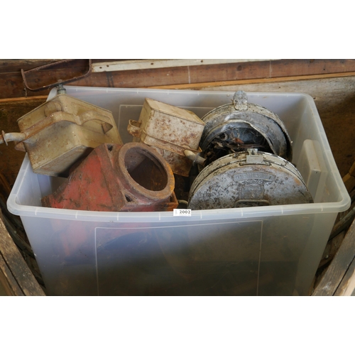 2002 - A box of mixed metal lamp parts and oil cans