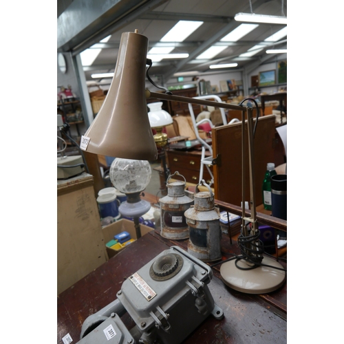 2073 - A beige mid Century anglepoise lamp