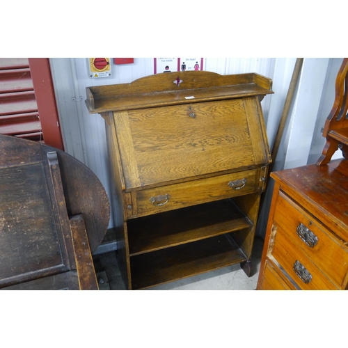 2126 - An Edwardian oak students bureau