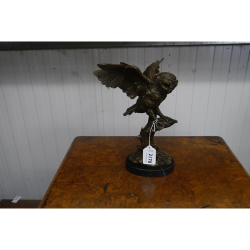 2178 - A bronze owl landing on branch on marble base 28cm tall