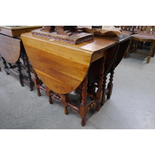 2252 - A 20th Century honey oak gateleg dining table