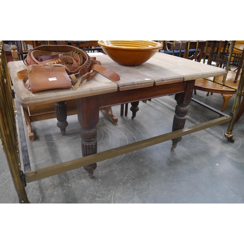 2282 - A Victorian pine extending kitchen table