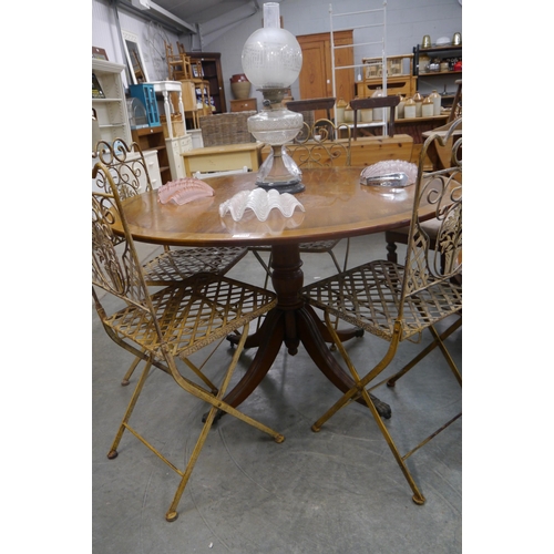 2291 - A Georgian style mahogany circular dining table on claw feet