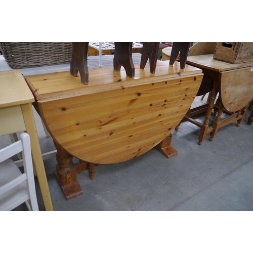 2305 - A pine drop flap kitchen table