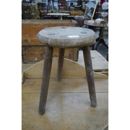 2314 - A rustic milking stool