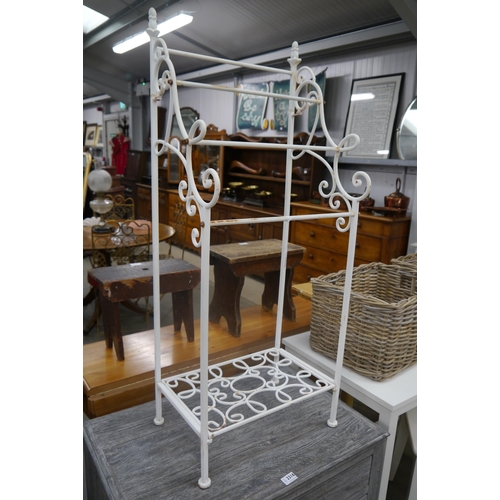 2315 - A French metal towel rail