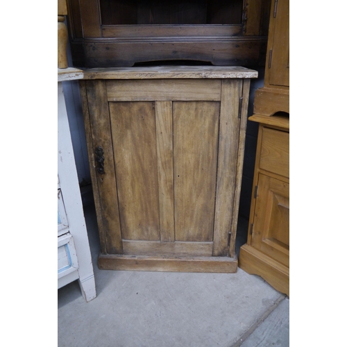 2344 - A Victorian pine and oak cupbaord with three shelves to interior