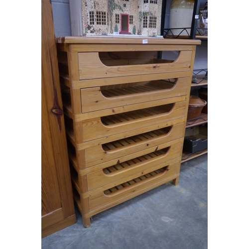 2354 - A six drawer produce rack