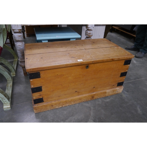 2374 - A Victorian pine blanket box