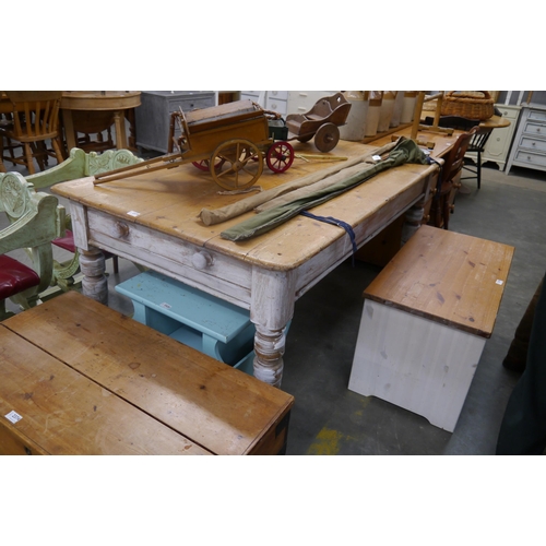 2375 - A Victorian pine two drawer kitchen table on painted legs 168 x 98cm