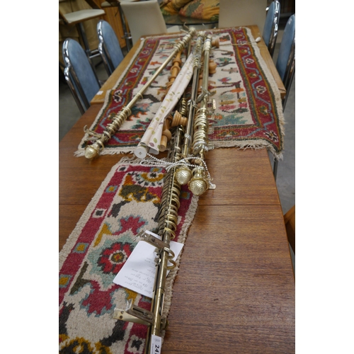 2417 - A quantity of curtain poles and a blind (123cm), including brass extending; 3x 130-220cm, 1x 230-400... 