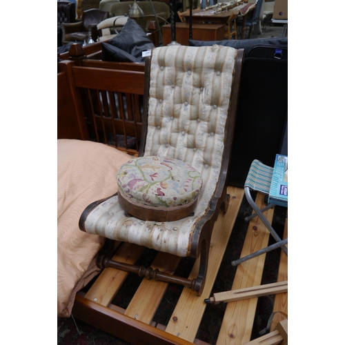 2497 - A 19th Century slipper chair and circular stool