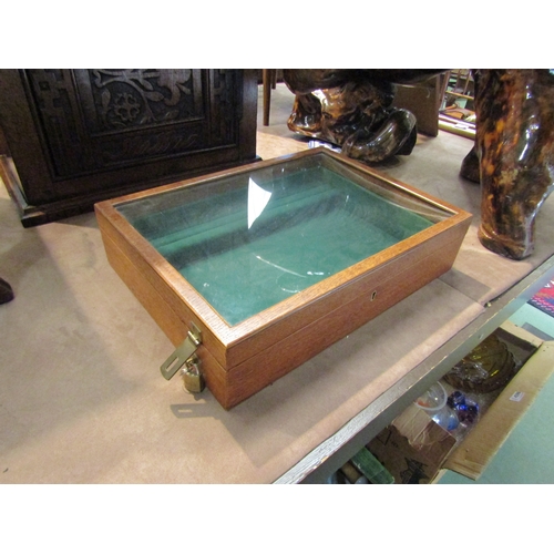 4275 - A jewellery vendor's oak table top display case, with lock and keys, 10cm tall x 43cm wide x 31.5cm ... 