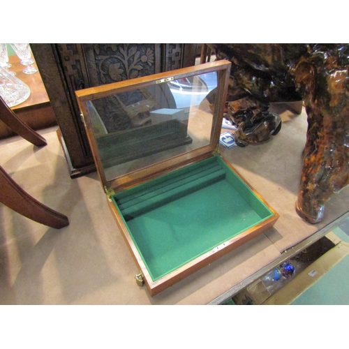 4275 - A jewellery vendor's oak table top display case, with lock and keys, 10cm tall x 43cm wide x 31.5cm ... 