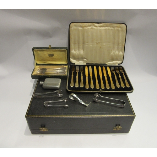 4520 - A T.Goode & Co. box with cased fruit knife and fork set, plated hip flask, silver feeding push and s... 