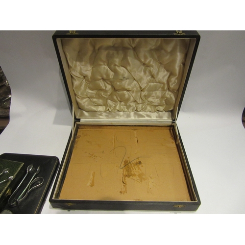 4520 - A T.Goode & Co. box with cased fruit knife and fork set, plated hip flask, silver feeding push and s... 