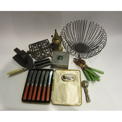 4524 - A collection of metal ware and cutlery including a cased set of six butter knives, green handled tea... 