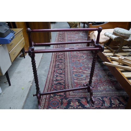 2482 - A Victorian style towel rail with bobbin-turned supports