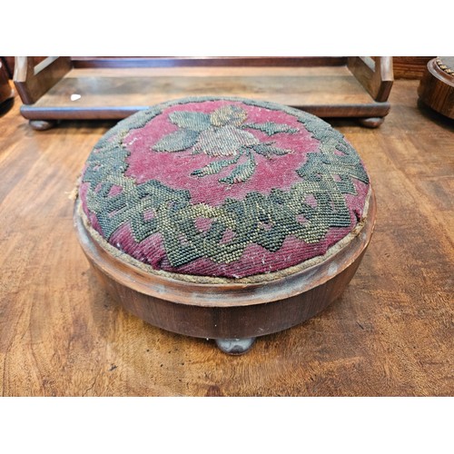 1141 - A Victorian rosewood beaded footstool on bun feet