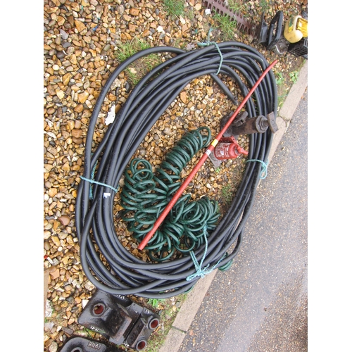 3264 - Two bottle jacks and two sections of hose pipe