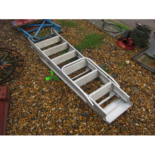 3298 - A set of aluminium six tread steps