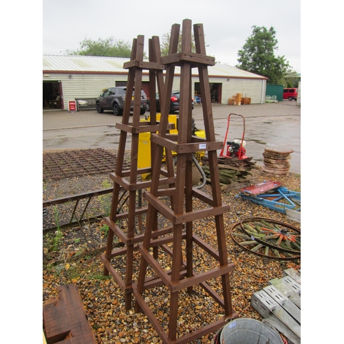 3343 - Two wooden obelisks