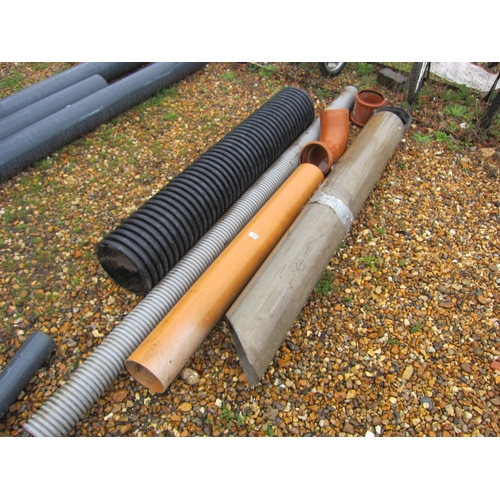 3376 - Various lengths of pipe and fittings