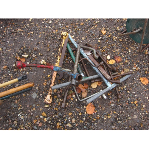 3388 - A quantity of tractor spider and various tools