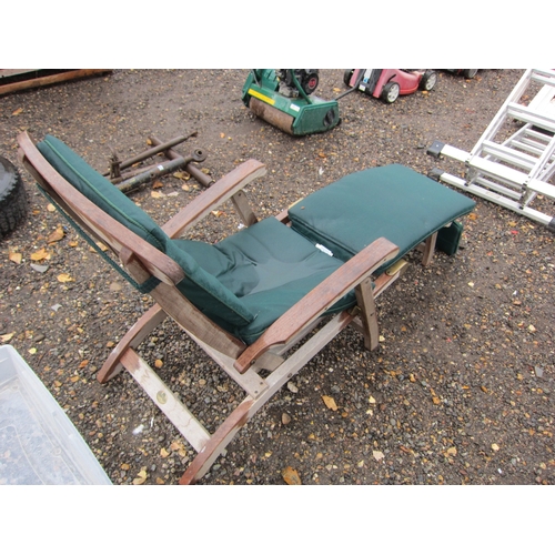 3420 - A teak lounger with covers