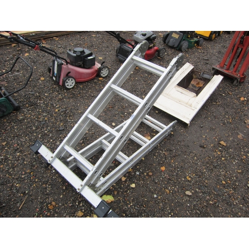 3421 - An aluminium folding platform