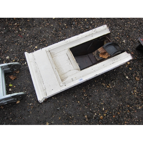 3422 - A cast fire insert and grate