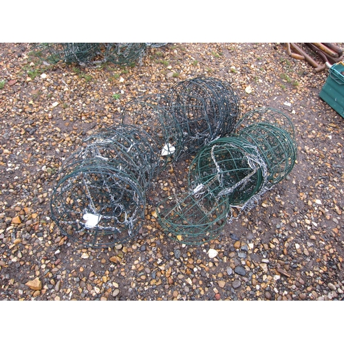 3480 - A quantity of metal wirework hanging baskets