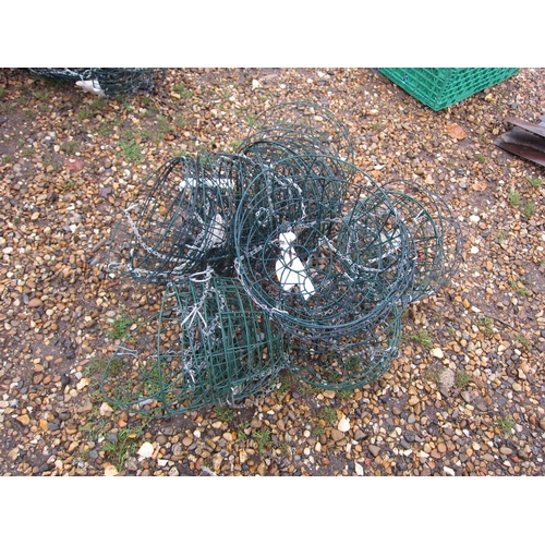 3481 - A quantity of metal wirework hanging baskets