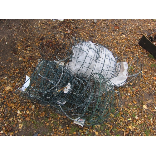 3482 - A quantity of metal wirework hanging baskets