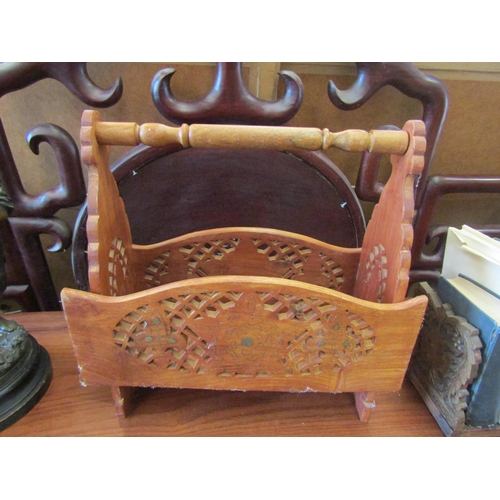 1472 - A magazine rack and adjustable book rack with book contents