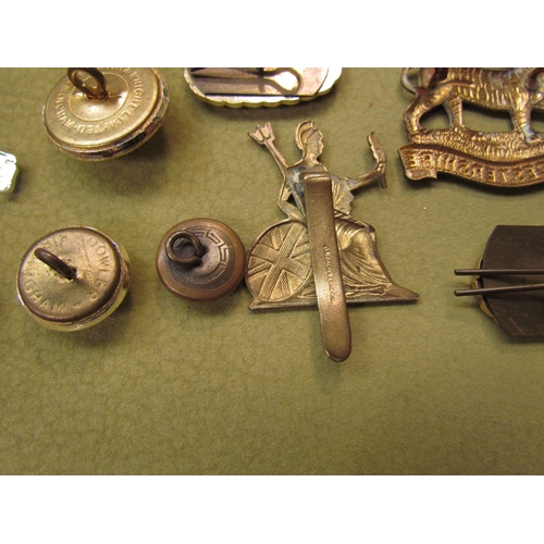 4465 - A Royal Anglian Regiment drum form ice bucket together with a small quantity of cap badges