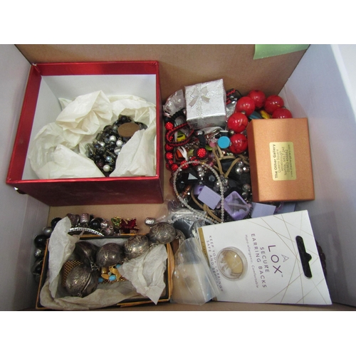 1392 - A box of costume jewellery including mostly necklaces and bracelets