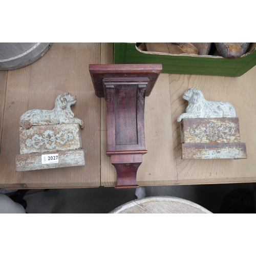 2027 - A pair of cast iron dogs and a wall bracket