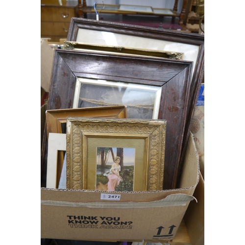 2471 - A box of pictures and prints